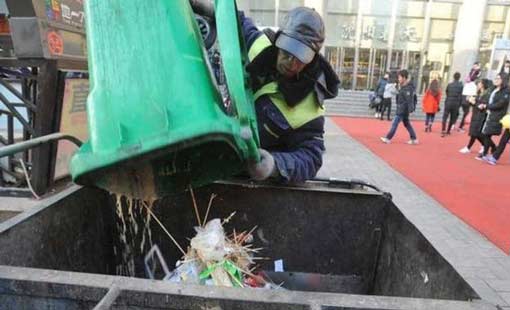 عامل نظافة صيني يتبرَّع بمعظم أمواله